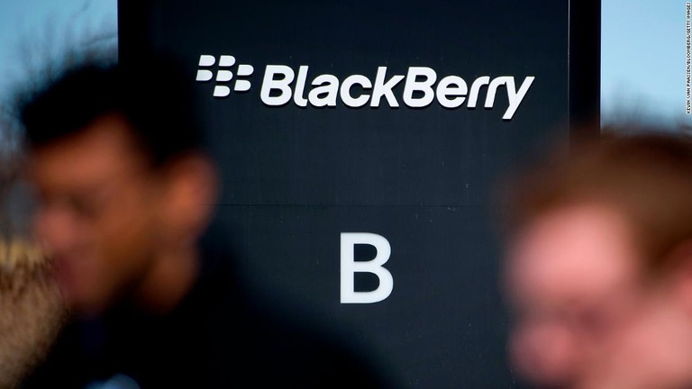 ブラックベリーの携帯端末が来年に復活する予定であることがわかった/Kevin Van Paassen/Bloomberg/Getty Images