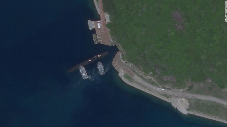海南島の地下基地に入る中国のものとみられる潜水艦の衛星写真が拡散した/Courtesy Planet Labs Inc.