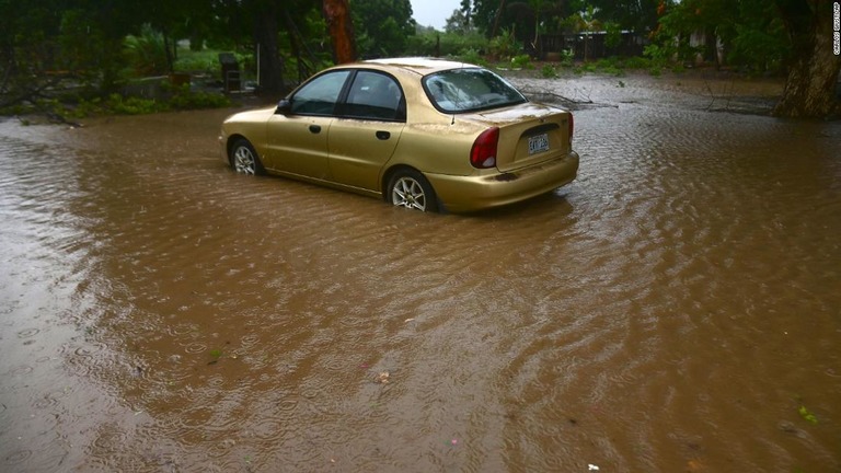 米南部のメキシコ湾沿岸部に２つのハリケーンが接近し、豪雨や暴風などへの警戒が呼びかけられている/Carlos Giusti/AP