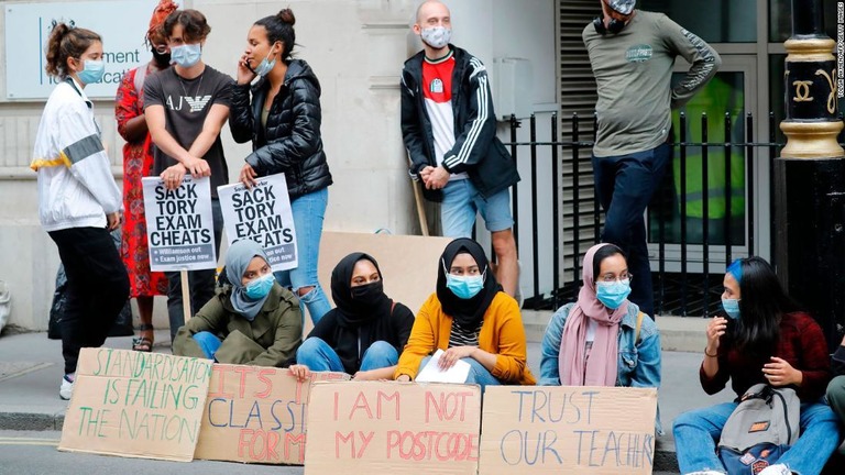 教育省の前でプラカードを持って抗議する学生たち/Tolga Akmen/AFP/Getty Images