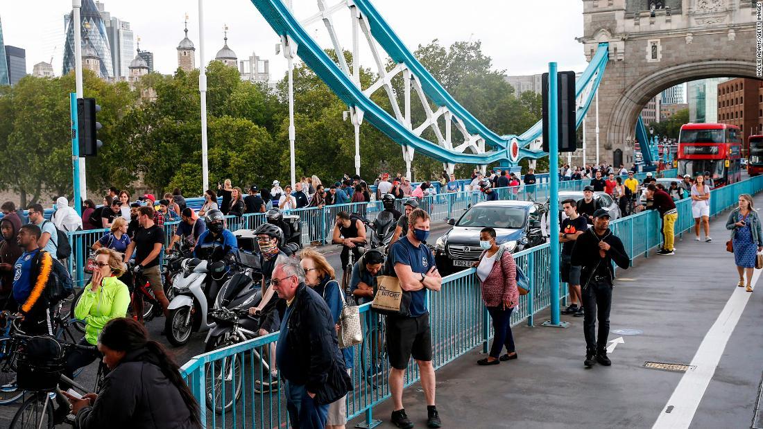 歩行者や自転車利用者らは橋の上で立ち往生する羽目になった/Hollie Adams/Getty Images