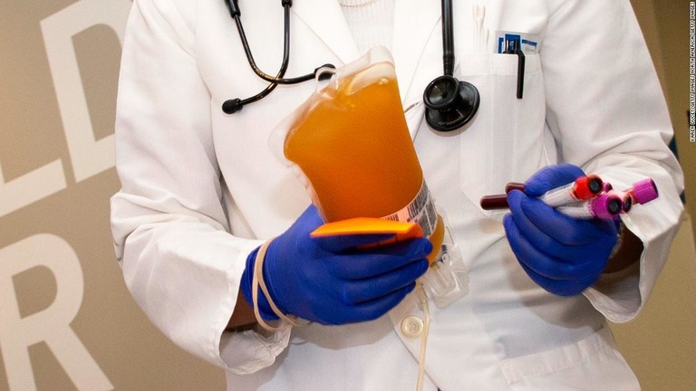 医療関係者がドナーから提供された回復期血漿を運ぶ様子＝１７日、シアトル/Karen Ducey/Getty Images North America/Getty Images