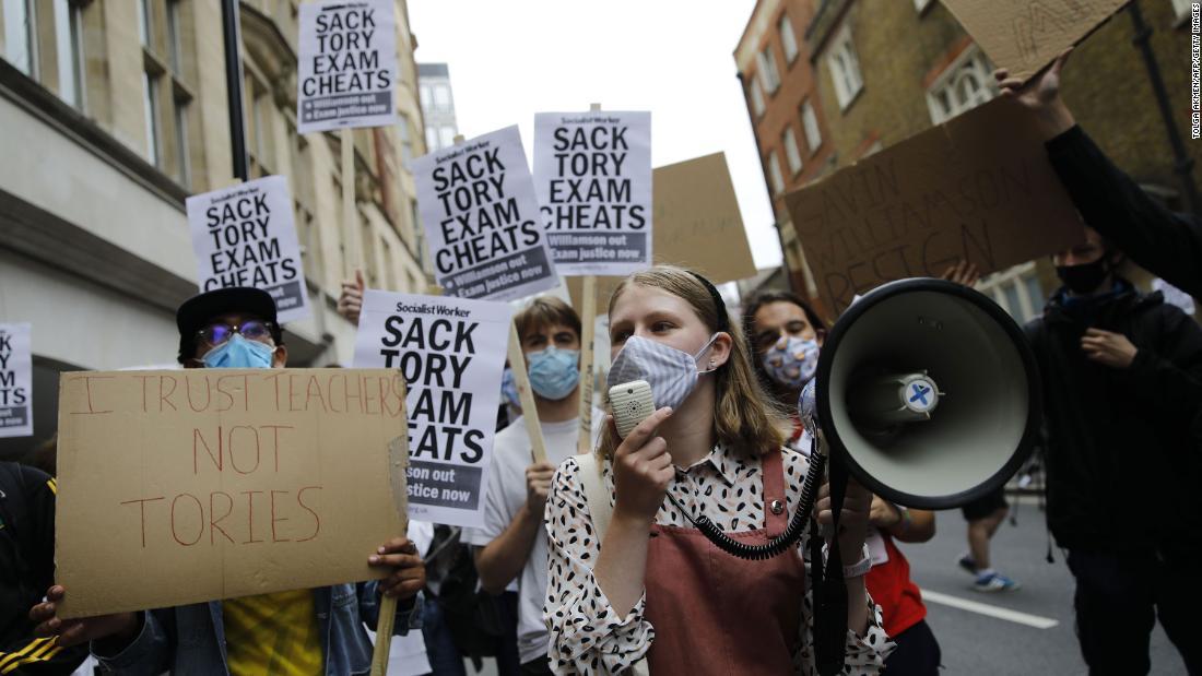 教育省前で抗議デモを行う学生たち＝１４日/Tolga Akmen/AFP/Getty Images