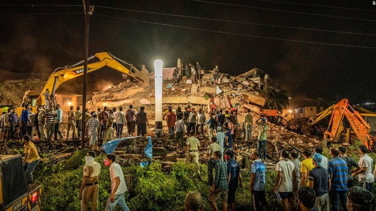 ビルの倒壊を受け、捜索救助活動が行われる様子＝インド西部マハラシュトラ州/AP