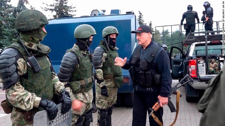 ライフルを片手に、武装警察へ声をかけるルカシェンコ大統領/State TV and Radio Company of Belarus via AP