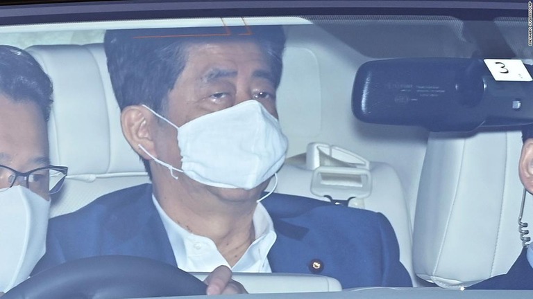 ２４日、マスクを着け、検査のために慶応大学病院を訪れる安倍晋三首相/Masahiro Sugimoto/AP