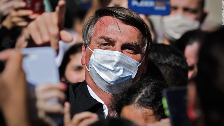 ブラジルのボルソナーロ大統領が汚職疑惑について質問した記者に対し「殴る」と脅迫/Sergio Lima/AFP/Getty Images