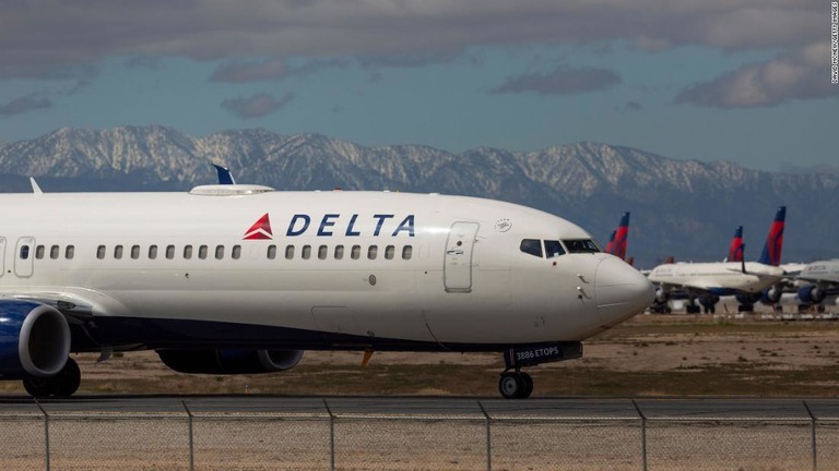米デルタ航空が１０月にパイロット１９４１人を一時帰休させる/David McNew/Getty Images