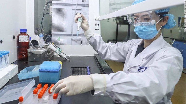 シノファームの工場で職員が新型コロナワクチンの試験を行う様子＝４月１１日、北京/Zhang Yuwei/Xinhua News Agency/Getty Images