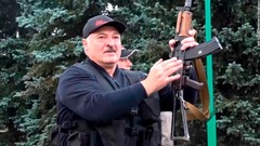 ベラルーシ大統領、デモ隊をヘリから視察　ライフル持参で