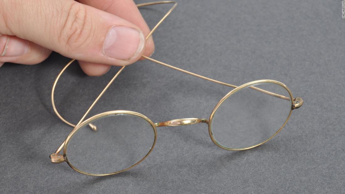 マハトマ・ガンジーの持ち物だったとされる丸眼鏡が約３６００万円で落札された