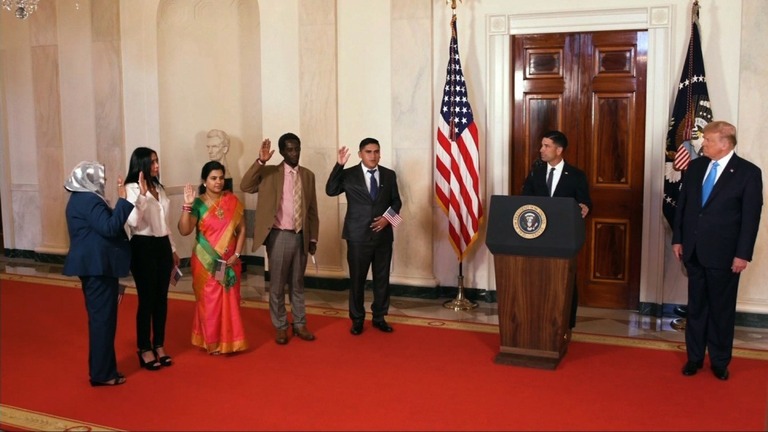 新たに米国の市民権を得る５人が宣誓をする様子を見守るトランプ大統領（右端）/Republican National Convention