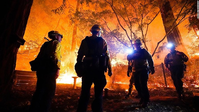 広大な面積を焼失させた米加州の山火事だが、天候は消火活動に味方しているという/Marcio Jose Sanchez/AP