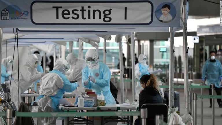 外国人乗客に新型コロナ検査を行う医療従事者ら＝４月１日、韓国・ソウルの仁川国際空港/Jung Yeon-je/AFP/Getty Images