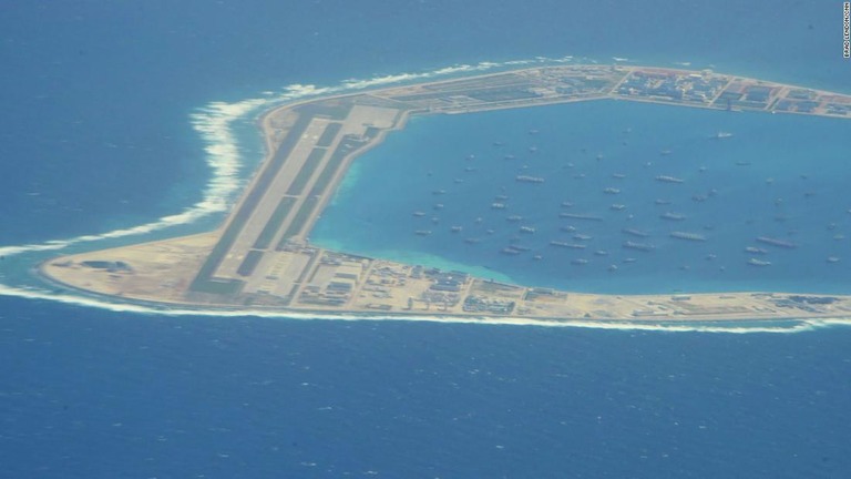 米国の偵察機から撮影された南シナ海のミスチーフ環礁＝２０１８年８月１０日/Brad Lendon/CNN