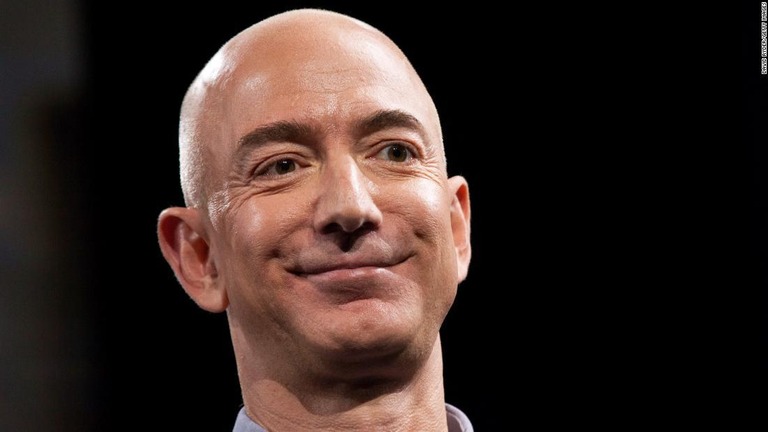 アマゾンのジェフ・ベゾス氏の資産が２０２０億ドル（約２１兆５０００億円）に達した/David Ryder/Getty Images