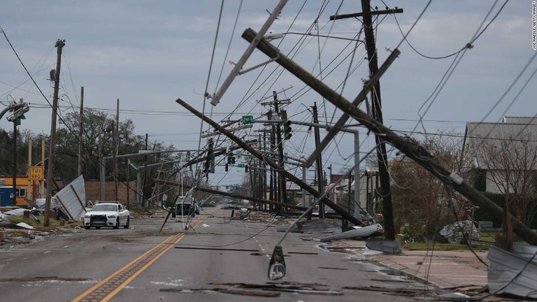 暴風雨により市街地の電柱などがなぎ倒された＝２７日、米ルイジアナ州レイクチャールズ/Joe Raedle/Getty Images
