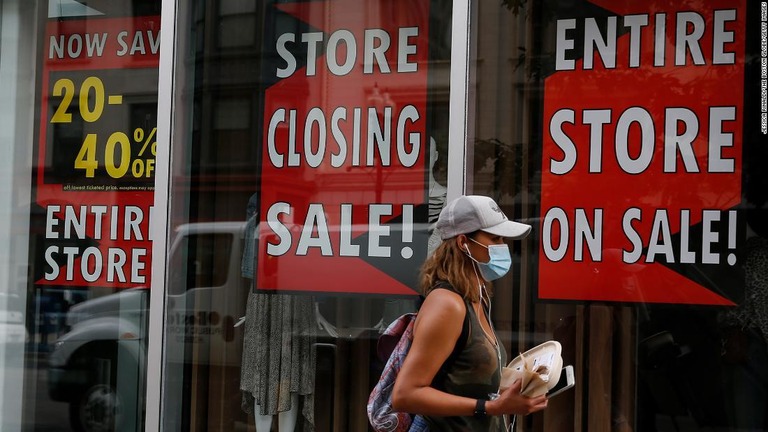 経営破綻した米国最古の百貨店「ロード・アンド・テイラー」が全店舗の閉鎖を発表した/Jessica Rinaldi/The Boston Globe/Getty Images