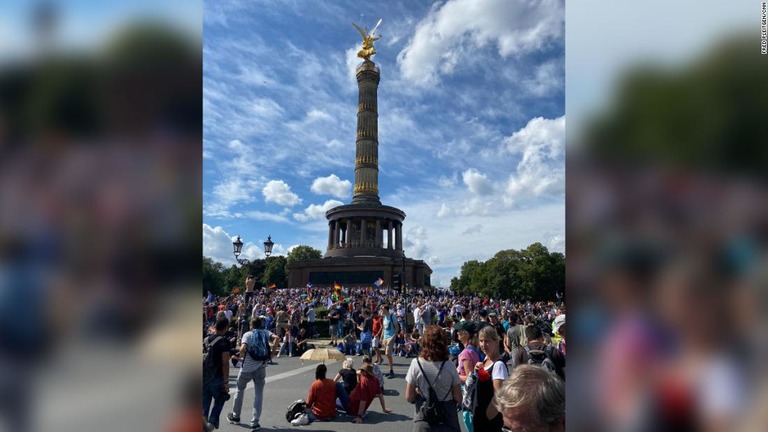 ドイツの首都ベルリンで、政府の新型コロナウイルス対策に抗議するデモが開かれた/Fred Pleitgen/CNN