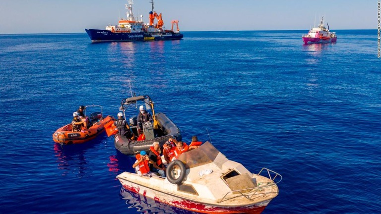 難民の救助にあたる、バンクシーが船体に新作を書いたルイーズ・ミシェル号（右奥）＝８月２２日、リビア沖/THOMAS LOHNES/AFP/AFP via Getty Images