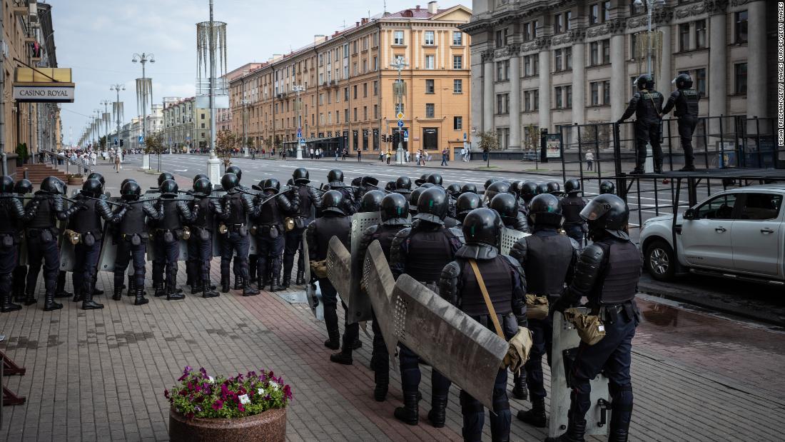 反政府派の集会を解散させるため、機動隊がミンスクに集まる様子＝８月３０日/Misha Friedman/Getty Images Europe/Getty Images