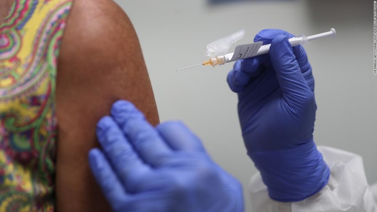 米国民１人につき２回投与する場合、計６億６０００万回分のワクチンが必要になる/Joe Raedle/Getty Images North America/Getty Images