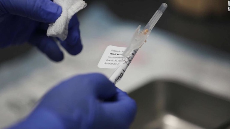 予防接種を望む人にとっても、２回の接種にはさまざまな困難が伴う/Getty Images