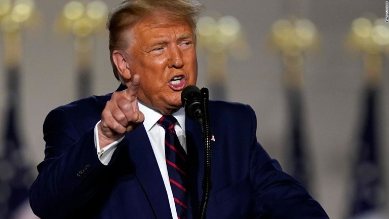 共和党全国大会で演説するトランプ大統領＝８月２７日、ホワイトハウス南庭/Evan Vucci/AP