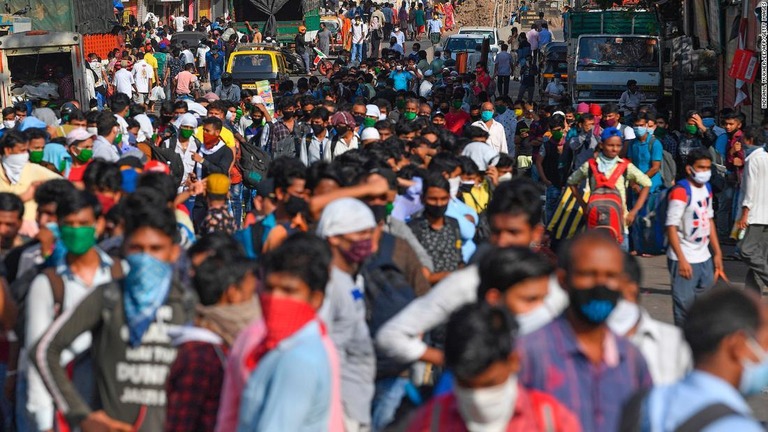 新型コロナウイルスの感染件数が増えているインドだが、１日から規制措置の緩和を行う/Indranil Mukherjee/AFP/Getty Images