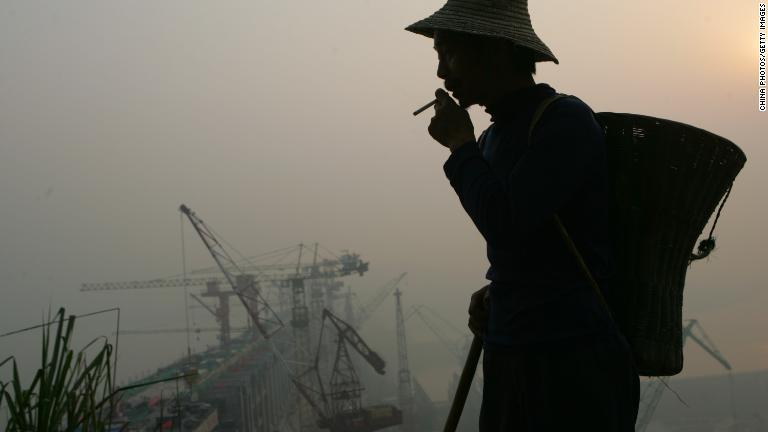 建設の様子を見守る農民＝２００６年５月/China Photos/Getty Images