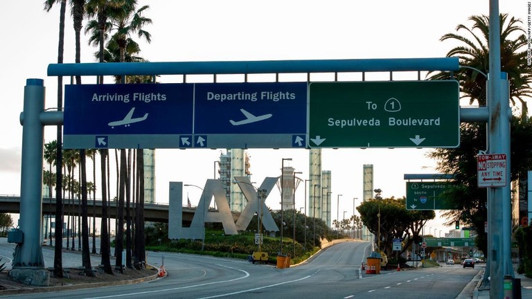 米ロサンゼルス国際空港の上空でジェットパックを背負った姿が目撃された/Valerie Macon/AFP/Getty Images