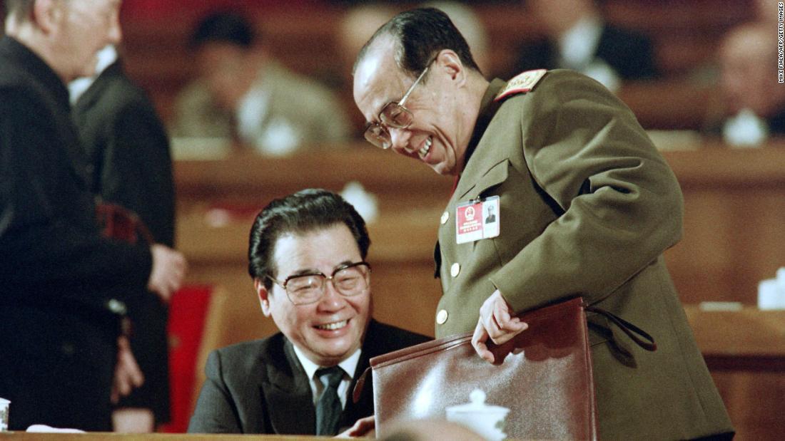 １９９２年３月の全国人民代表大会での李鵬首相（左）/Mike Fiala/AFP/Getty Images