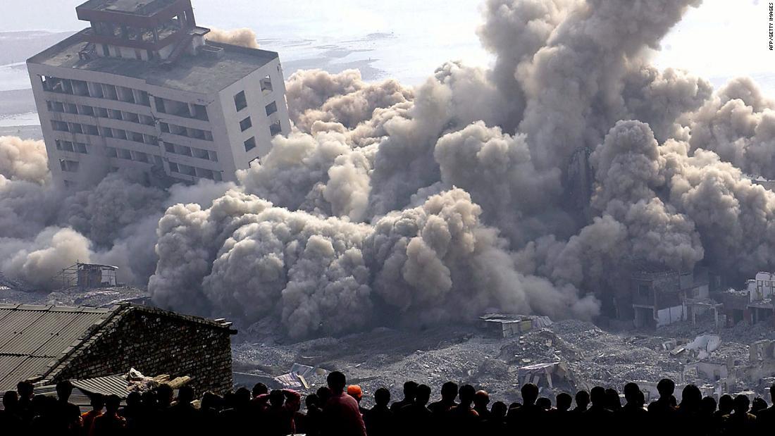 三峡ダム建設のために破壊される建物を眺める住民＝２００２年１１月、/AFP/Getty Images
