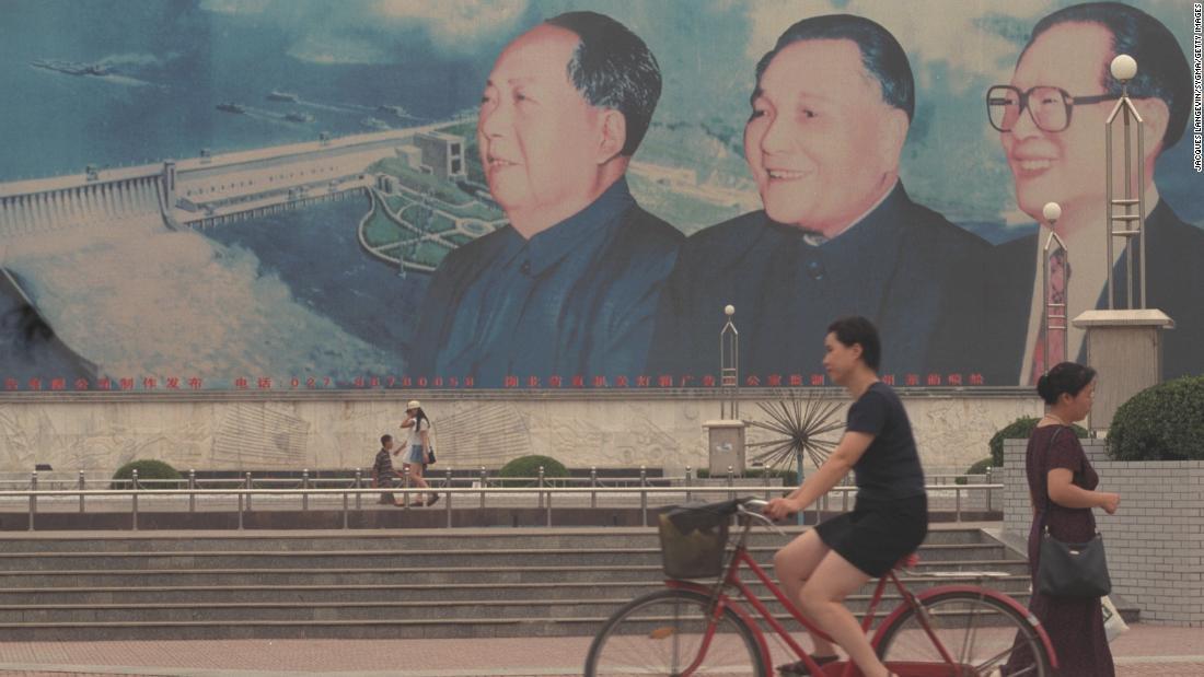 壁画に描かれた歴代の指導者、毛沢東、鄧小平、江沢民/Jacques Langevin/Sygma/Getty Images