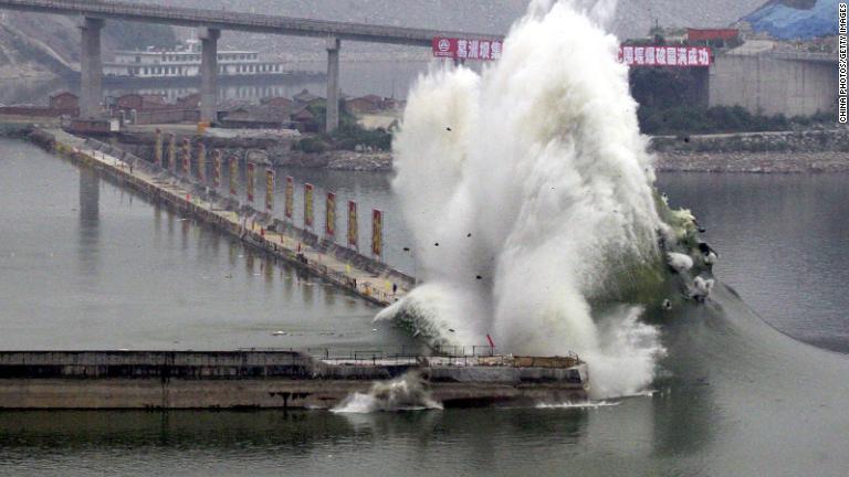 コファダムが破壊される様子。三峡ダムが正式に治水の役割を担うことになる＝２００６年６月/China Photos/Getty Images