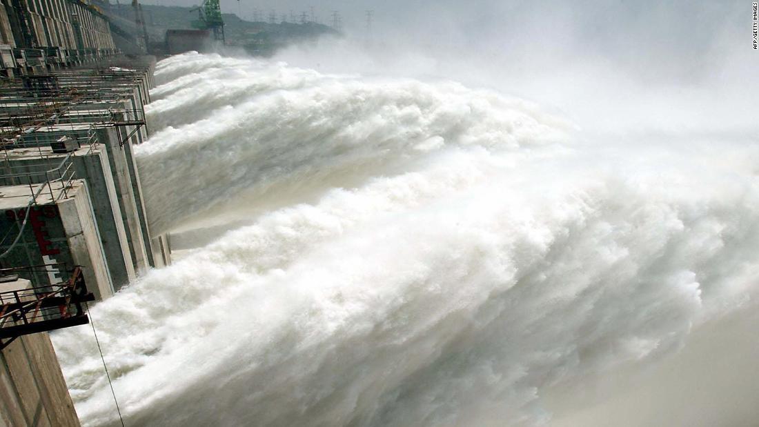 放水する三峡ダム＝２０３年６月/AFP/Getty Images