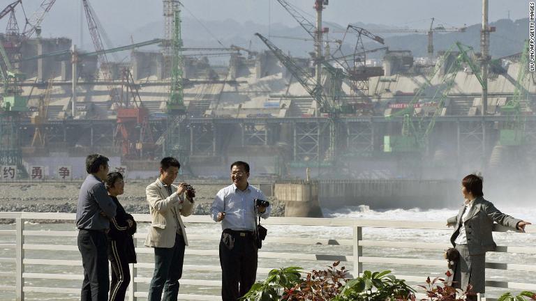 記念写真を撮る観光客＝２００５年１０月/Liu Jin/AFP/Getty Images