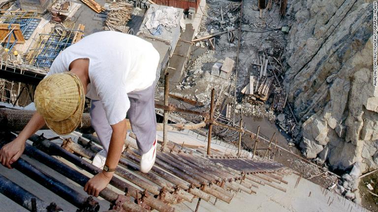 水路建設のための掘削作業＝２０００年/Avalon/Construction Photography/Alamy