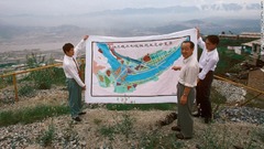 掲げられた三峡ダムの予定図＝１９９５年
