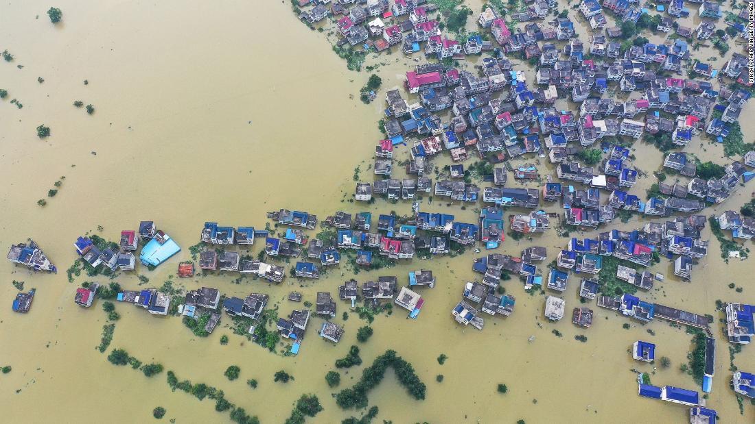 ２０２０年７月に発生した洪水の空撮写真/STR/AFP/AFP via Getty Images