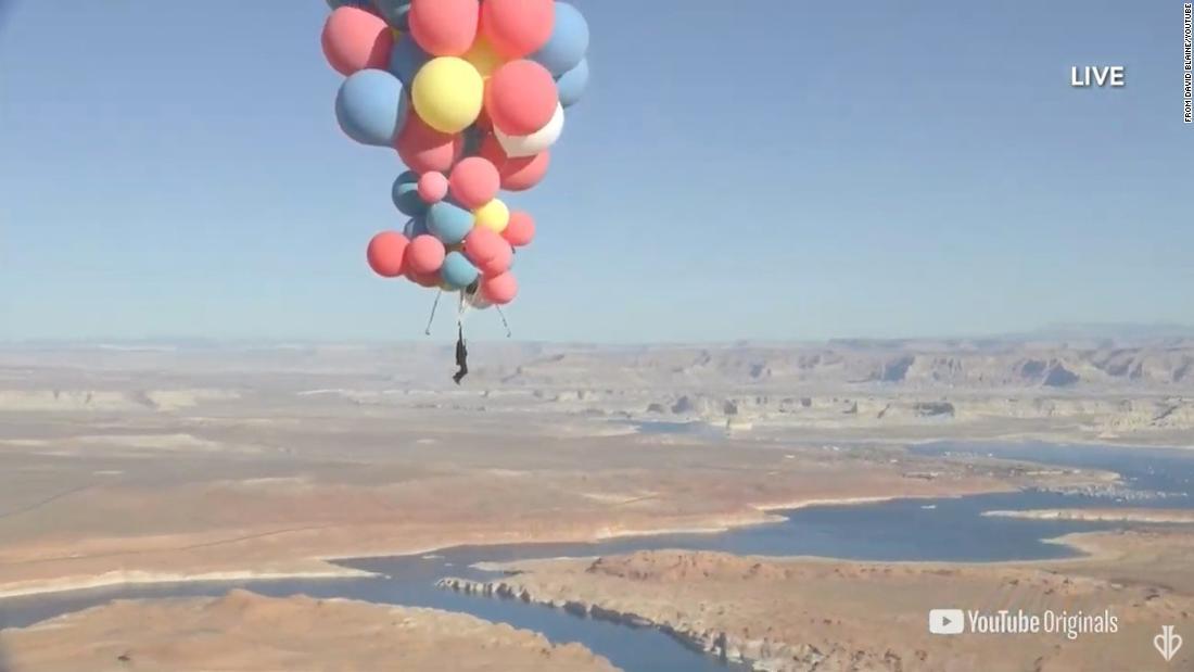 Cnn Co Jp 米奇術師のデビッド ブレイン 風船でアリゾナ砂漠上空を飛行