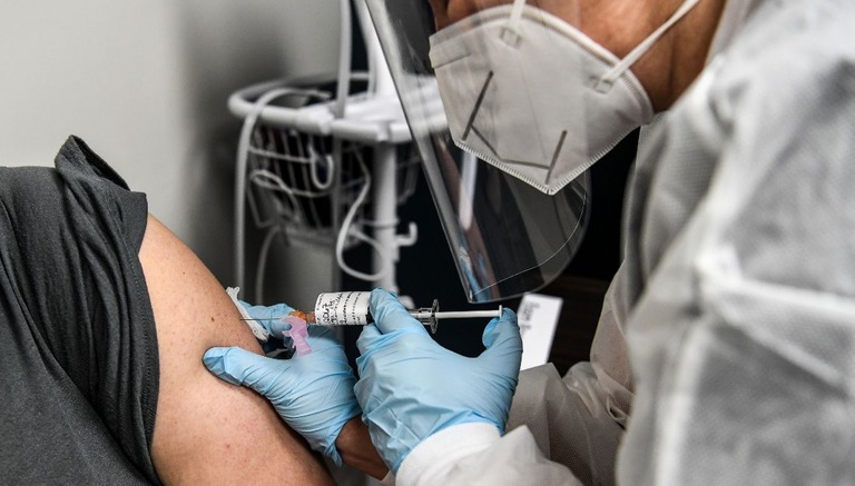 世界の成人の７４％が新型コロナのワクチン接種を要望するとの調査結果が出た/Chandan Khanna/AFP/Getty Images