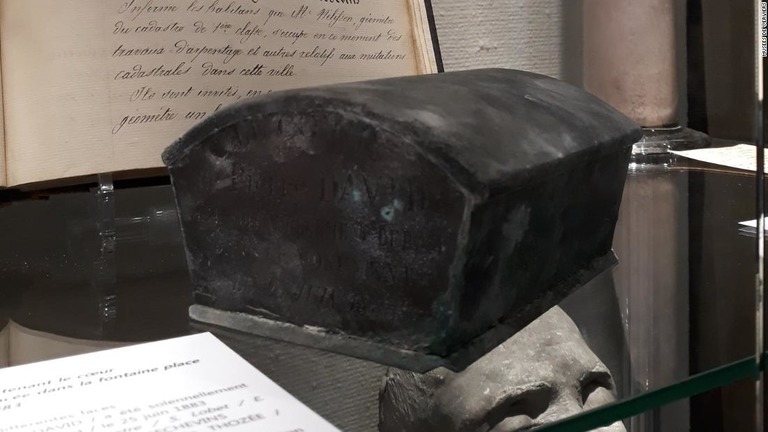 ベルギー東部ベルビエの初代市長の心臓が入った小箱が、市内の噴水から見つかった/Musées de Verviers