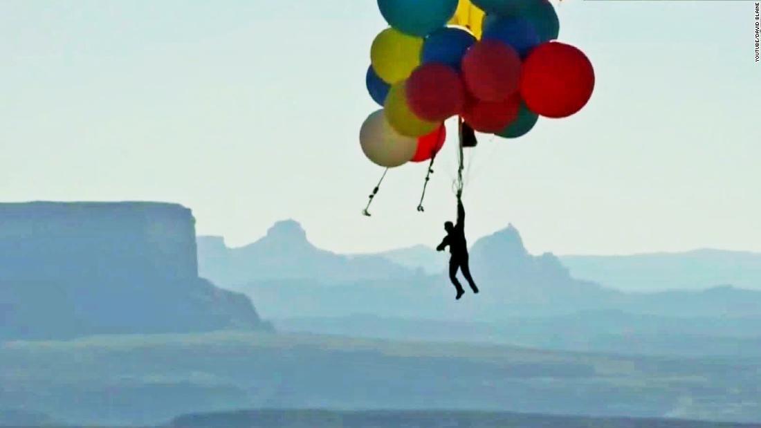 米奇術師、風船を使って砂漠の上を飛行
