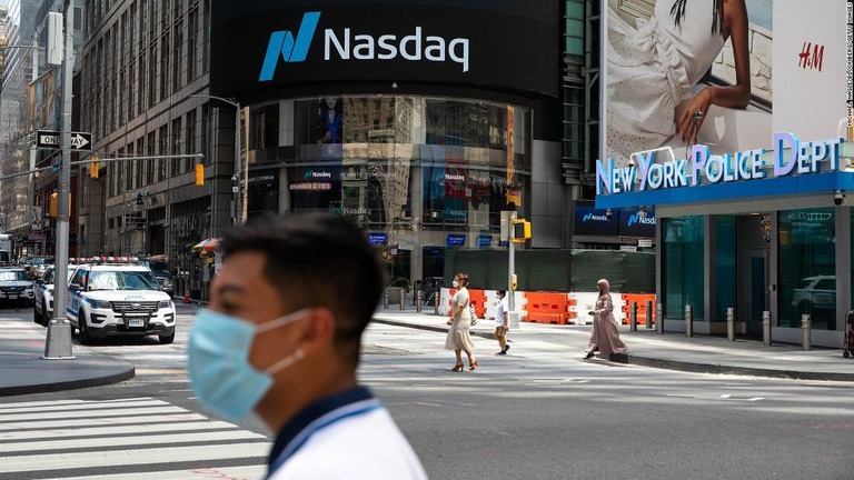 ３日の米ニューヨーク株式市場が大幅に下落した/Michael Nagle/Bloomberg/Getty Images