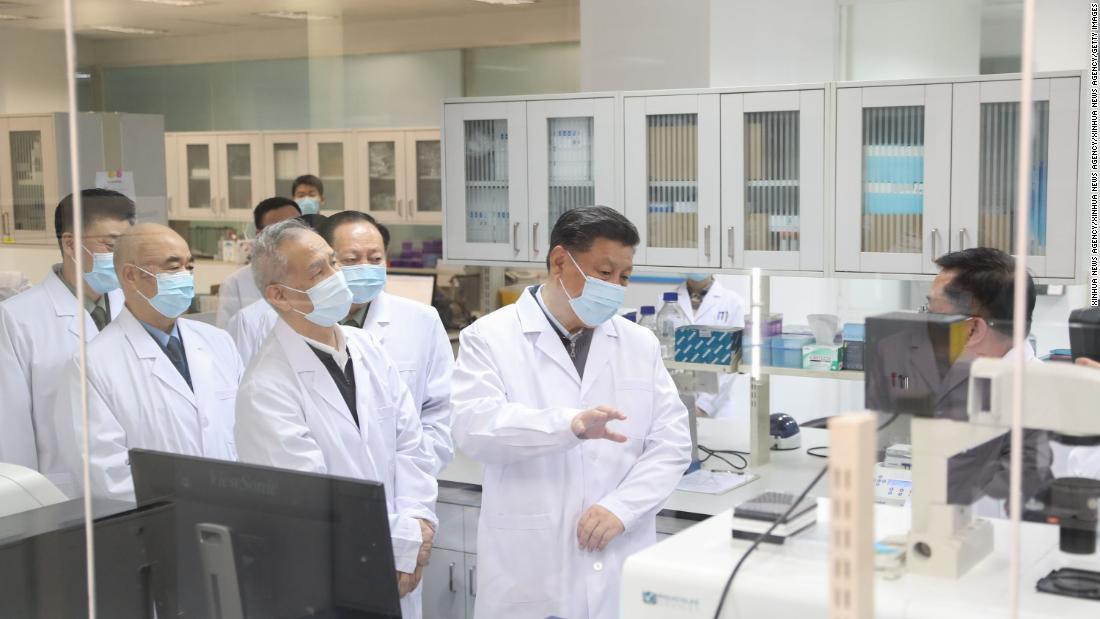 軍事医学研究院でワクチン開発の進展状況について説明を受ける習主席=3月20日、北京/Xinhua News Agency/Xinhua News Agency/Xinhua News Agency/Getty Images