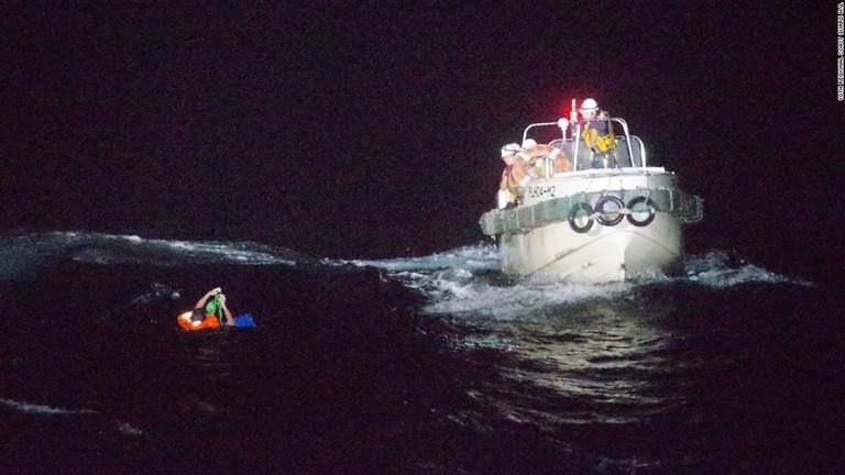 日本の第十管区海上保安本部が貨物船の乗組員と思われる男性を救出したと伝えた/10th Regional Coast Guard H.Q.