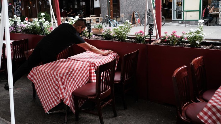 ニューヨーク州のレストランの３分の２が来年１月までに廃業する恐れがあるという/Spencer Platt/Getty Images 