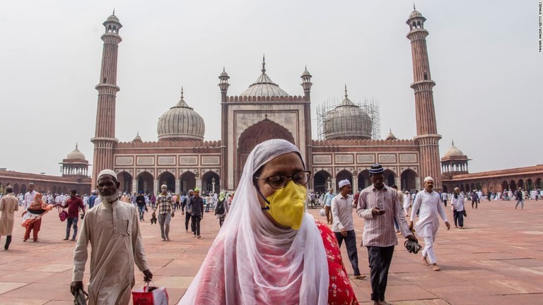 インドの１日当たりのコロナ感染者が９万人超と過去最多を記録した/Yawar Nazir/Getty Images