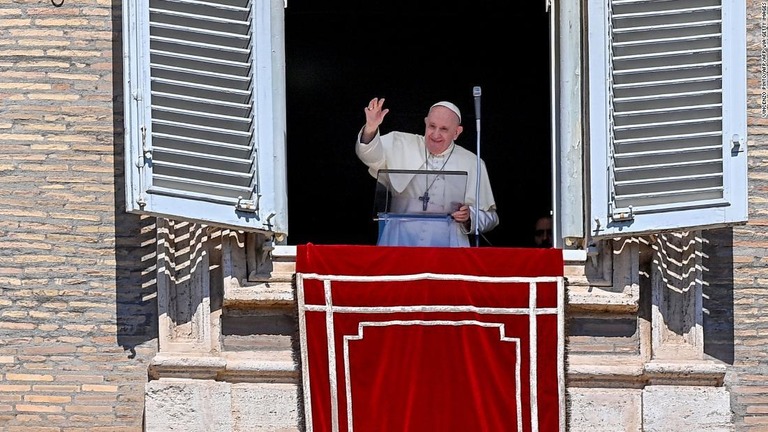 サンピエトロ広場に集まった信者に手を振るフランシスコ教皇＝６日/VINCENZO PINTO/AFP/AFP via Getty Images
